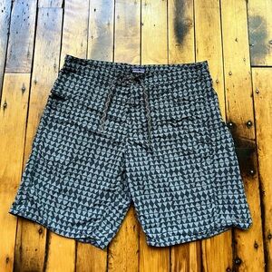 Patagonia Wavefarer Men’s 38 Board Shorts Trunks Worn Wear Geometric Pattern